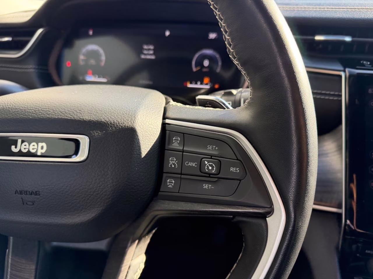 2022 Bright White Clearcoat Jeep Grand Cherokee L Limited 4X4 SUV