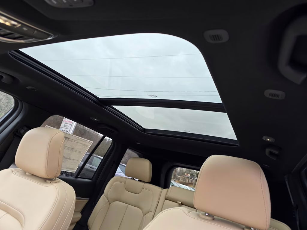 2025 Diamond Black Crystal Pearlcoat Jeep Grand Cherokee Limited 4X4 SUV