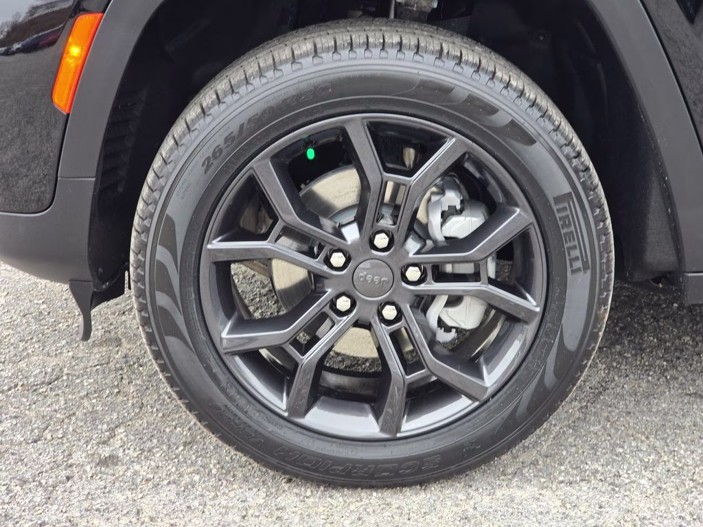 2025 Diamond Black Crystal Pearlcoat Jeep Grand Cherokee Limited 4X4 SUV