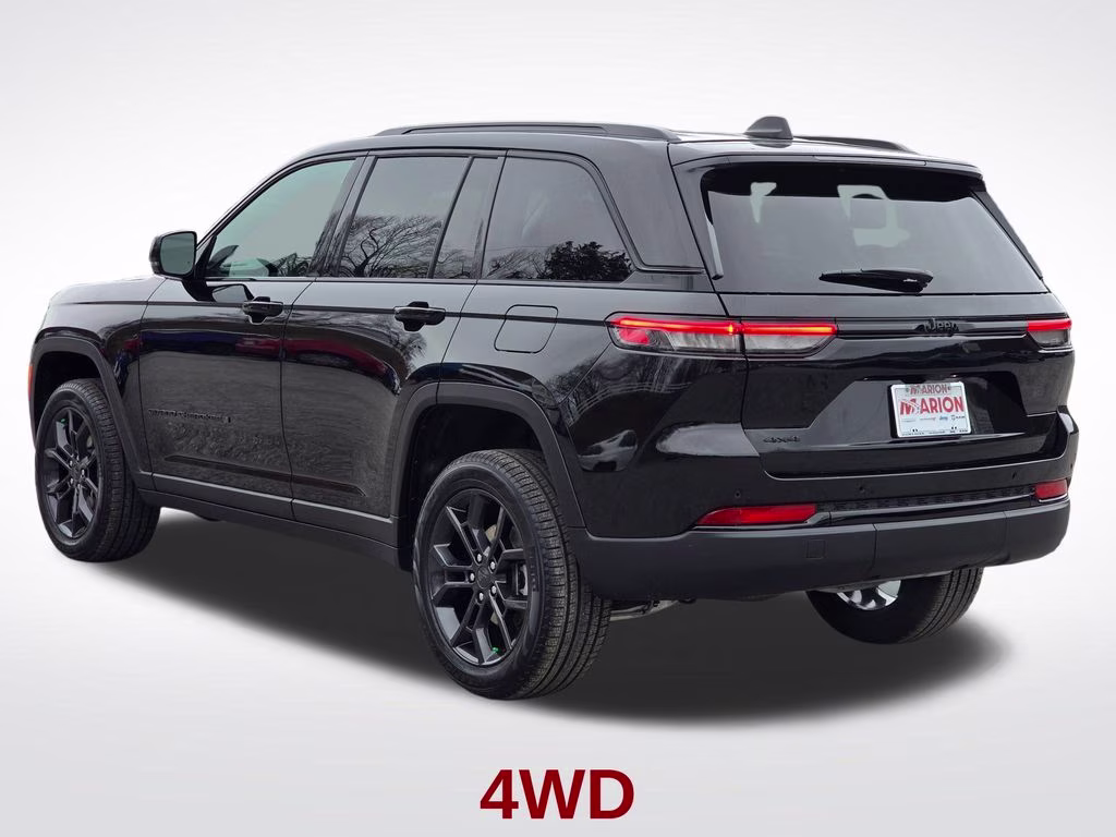 2025 Diamond Black Crystal Pearlcoat Jeep Grand Cherokee Limited 4X4 SUV