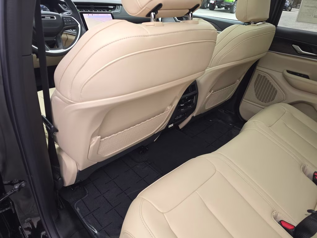 2025 Diamond Black Crystal Pearlcoat Jeep Grand Cherokee Limited 4X4 SUV