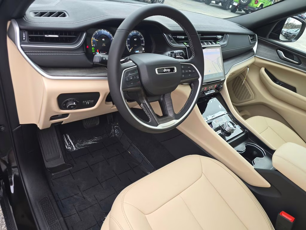 2025 Diamond Black Crystal Pearlcoat Jeep Grand Cherokee Limited 4X4 SUV