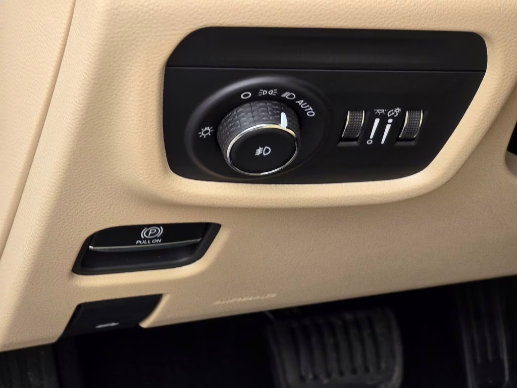 2025 Diamond Black Crystal Pearlcoat Jeep Grand Cherokee Limited 4X4 SUV