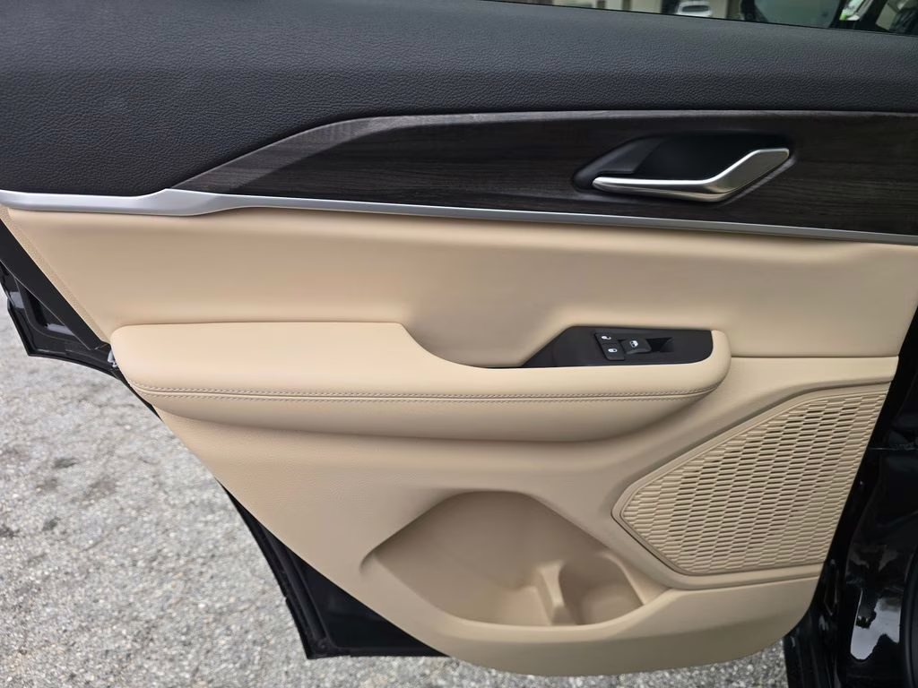 2025 Diamond Black Crystal Pearlcoat Jeep Grand Cherokee Limited 4X4 SUV