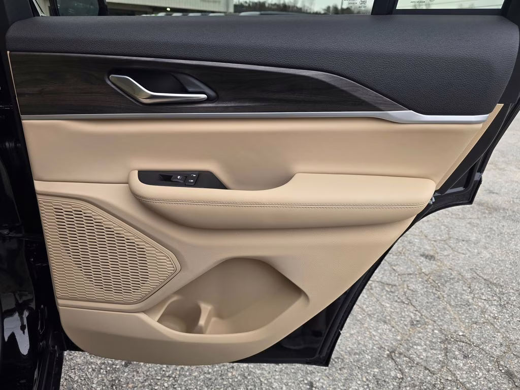 2025 Diamond Black Crystal Pearlcoat Jeep Grand Cherokee Limited 4X4 SUV