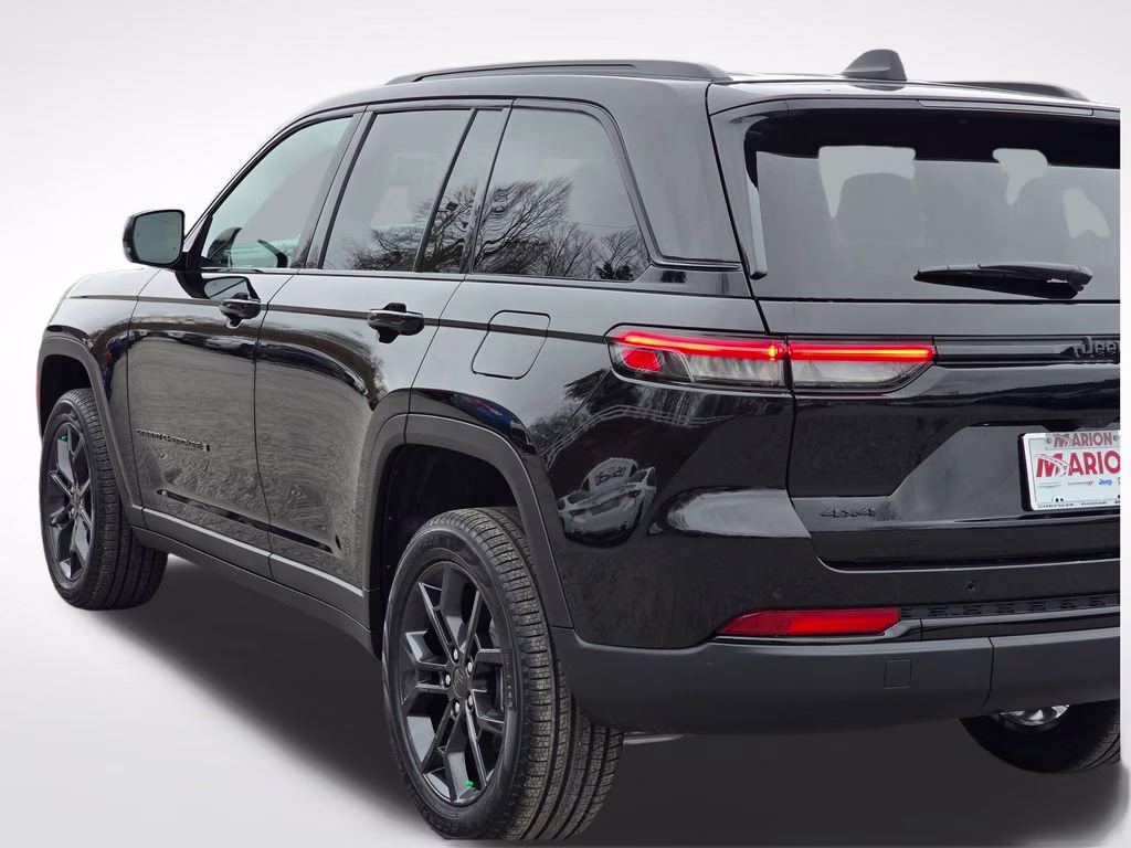 2025 Diamond Black Crystal Pearlcoat Jeep Grand Cherokee Limited 4X4 SUV