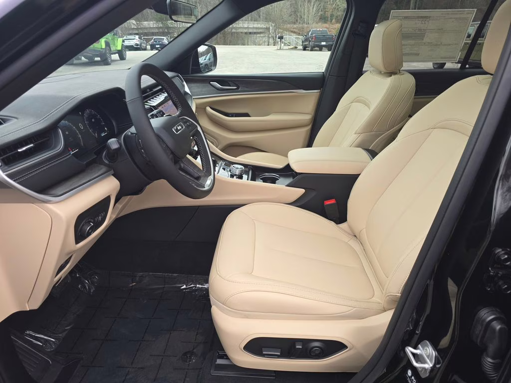 2025 Diamond Black Crystal Pearlcoat Jeep Grand Cherokee Limited 4X4 SUV