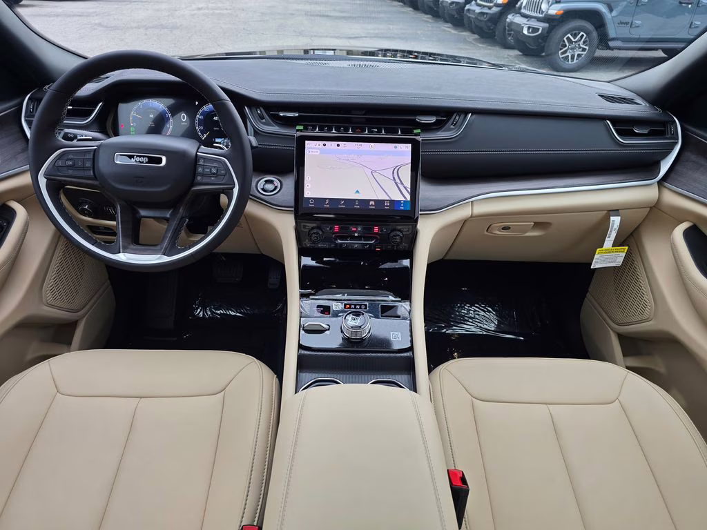 2025 Diamond Black Crystal Pearlcoat Jeep Grand Cherokee Limited 4X4 SUV