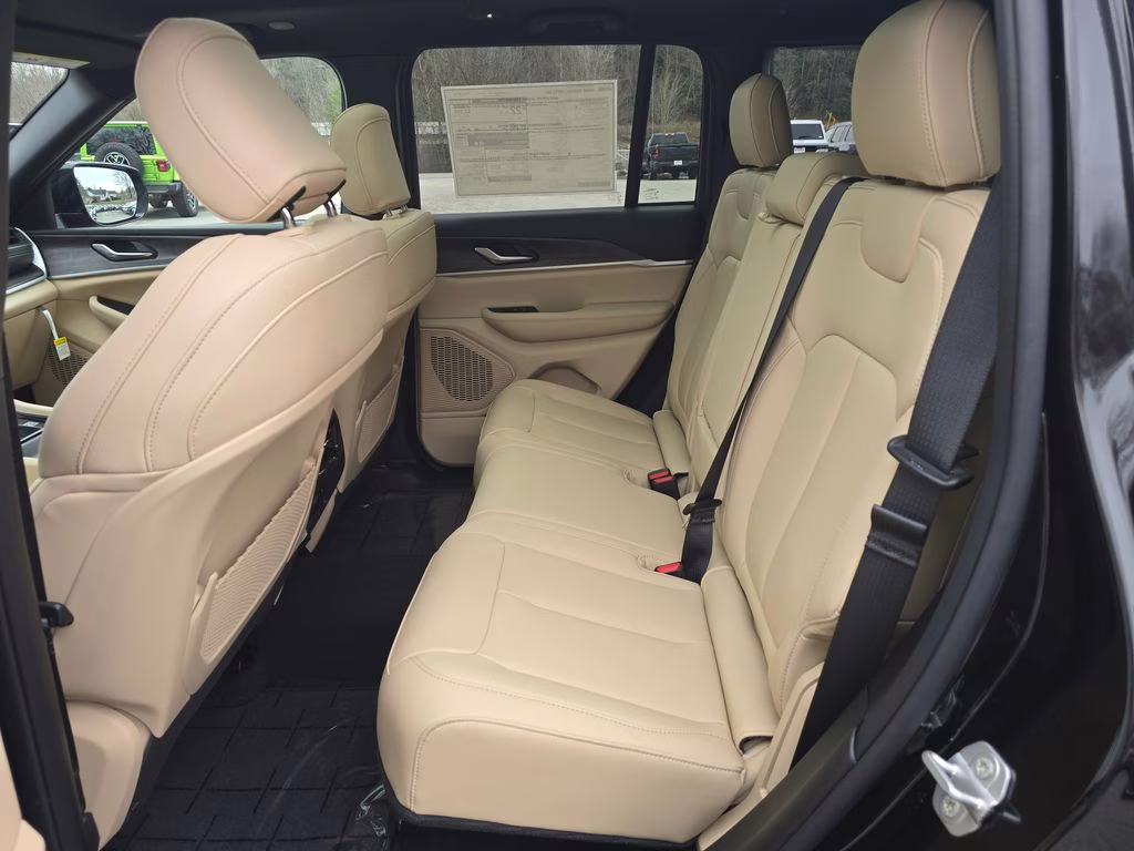 2025 Diamond Black Crystal Pearlcoat Jeep Grand Cherokee Limited 4X4 SUV