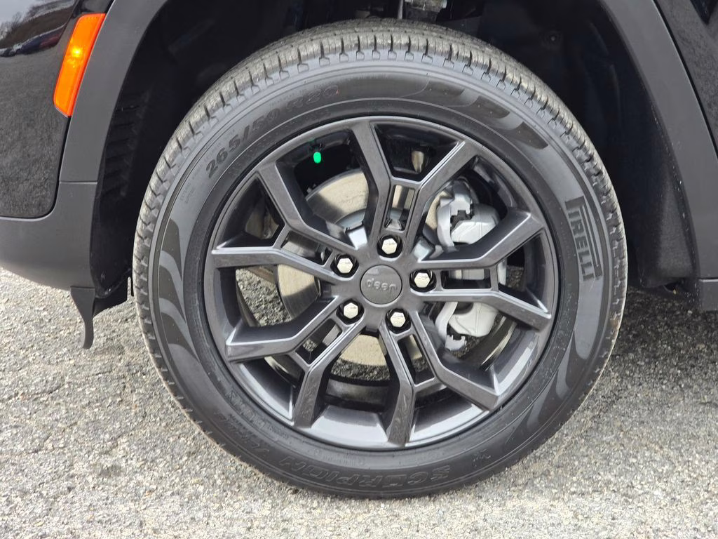 2025 Diamond Black Crystal Pearlcoat Jeep Grand Cherokee Limited 4X4 SUV