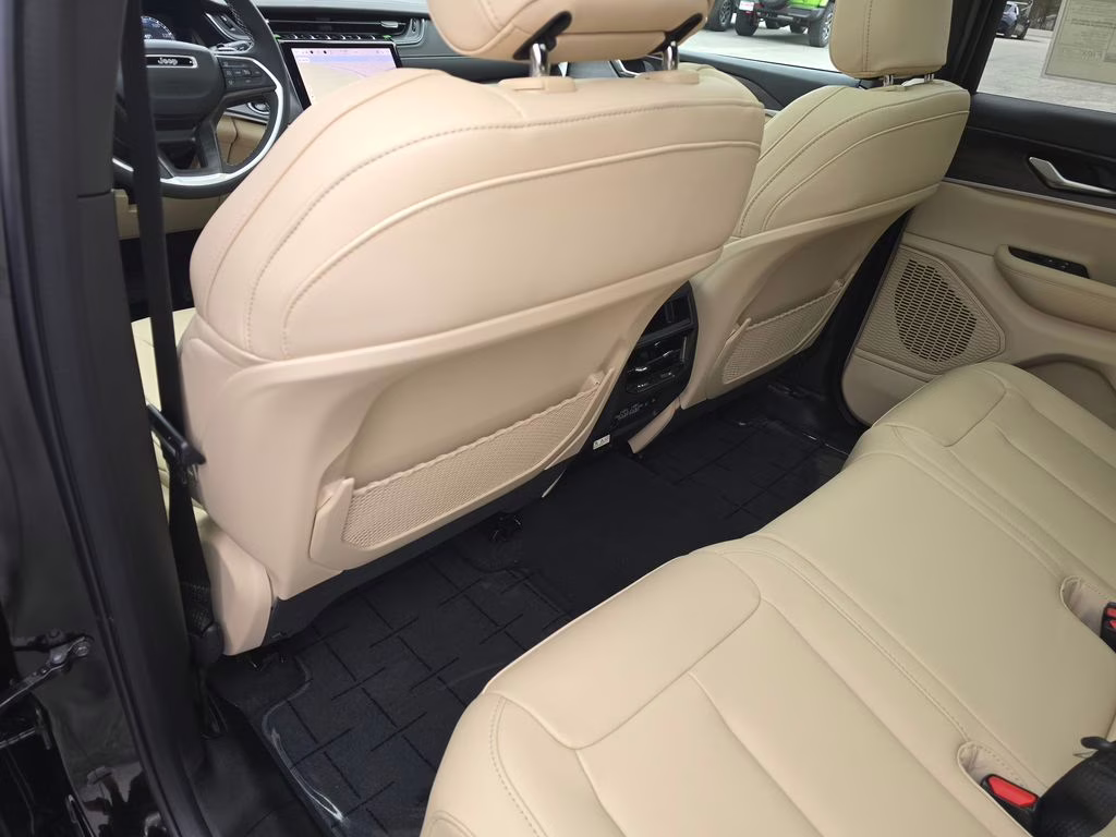 2025 Diamond Black Crystal Pearlcoat Jeep Grand Cherokee Limited 4X4 SUV