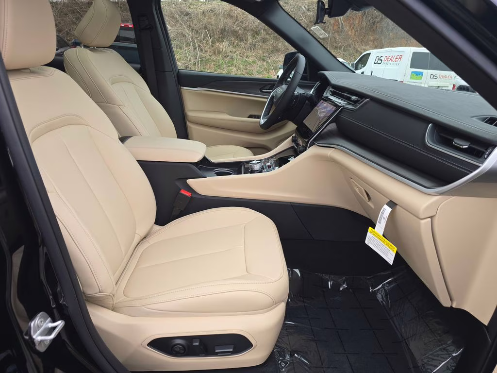 2025 Diamond Black Crystal Pearlcoat Jeep Grand Cherokee Limited 4X4 SUV