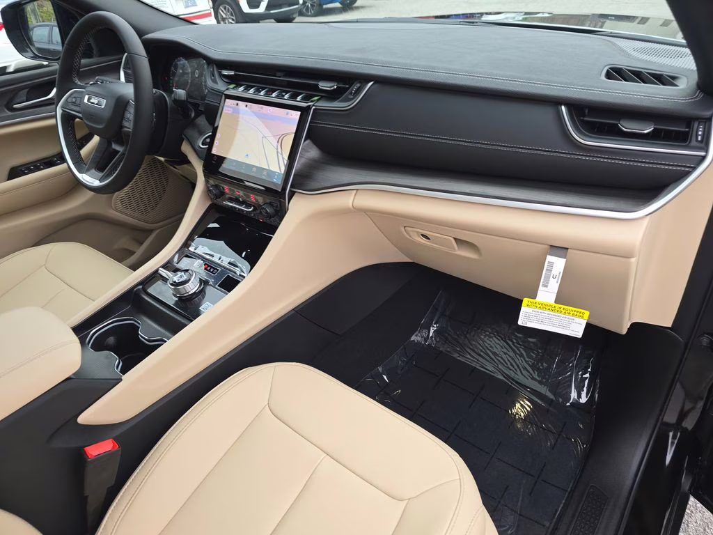 2025 Diamond Black Crystal Pearlcoat Jeep Grand Cherokee Limited 4X4 SUV