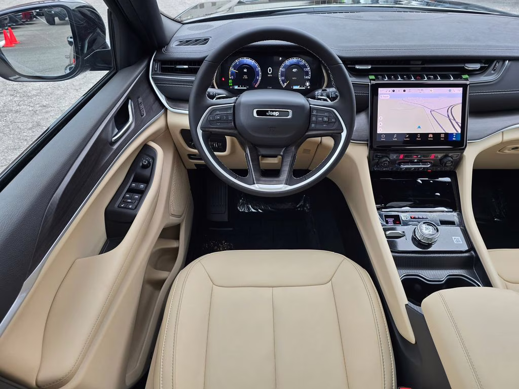 2025 Diamond Black Crystal Pearlcoat Jeep Grand Cherokee Limited 4X4 SUV