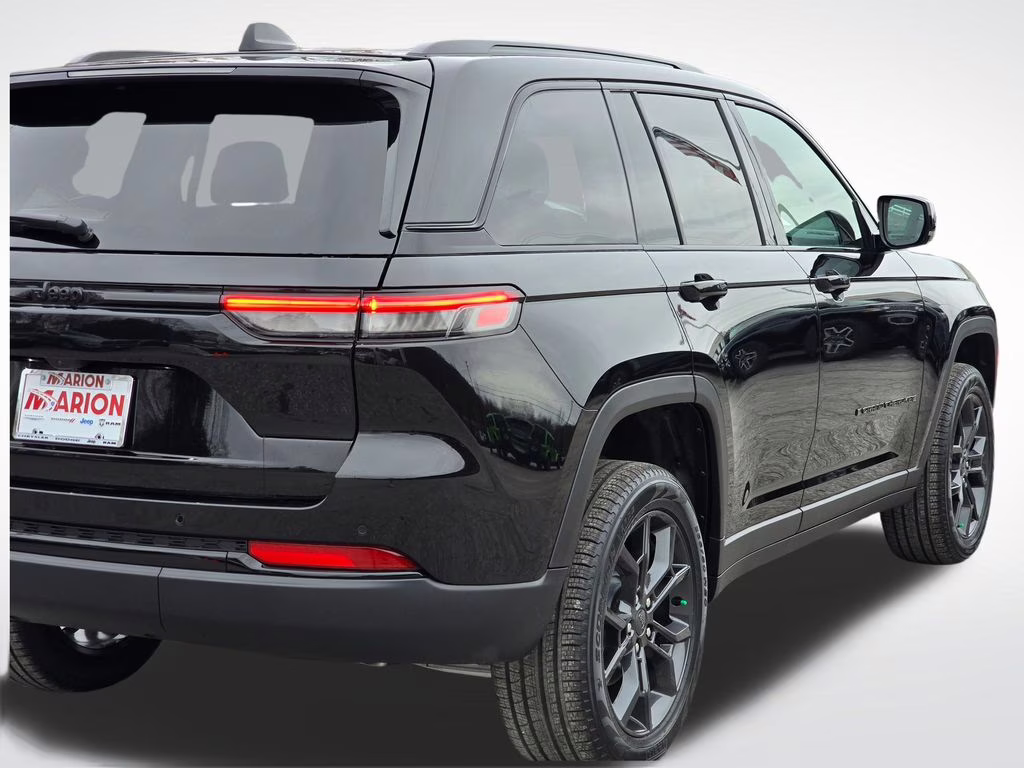 2025 Diamond Black Crystal Pearlcoat Jeep Grand Cherokee Limited 4X4 SUV