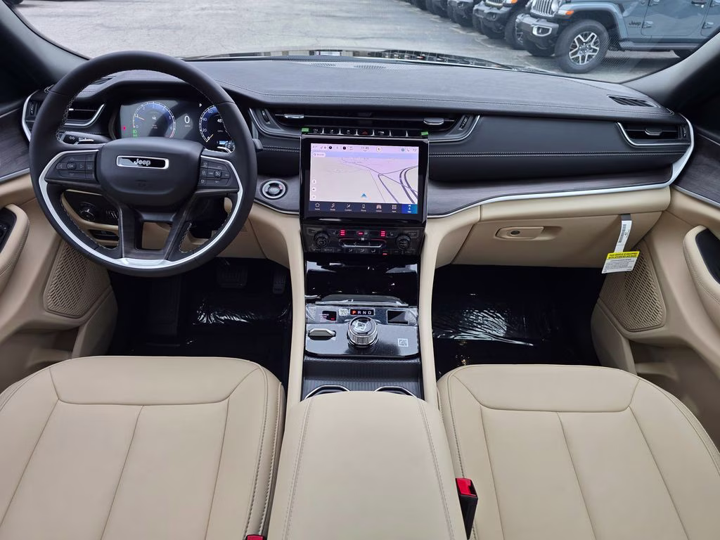 2025 Diamond Black Crystal Pearlcoat Jeep Grand Cherokee Limited 4X4 SUV