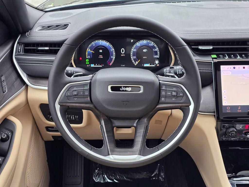 2025 Diamond Black Crystal Pearlcoat Jeep Grand Cherokee Limited 4X4 SUV