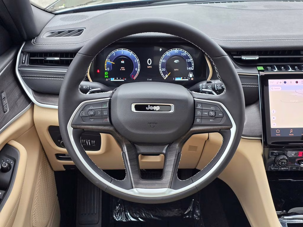 2025 Diamond Black Crystal Pearlcoat Jeep Grand Cherokee Limited 4X4 SUV