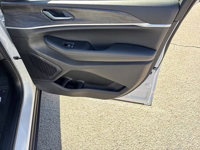 2025 Bright White Clearcoat Jeep Grand Cherokee L Limited 4X4 SUV