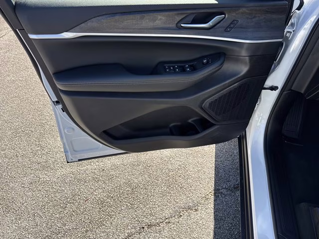 2025 Bright White Clearcoat Jeep Grand Cherokee L Limited 4X4 SUV