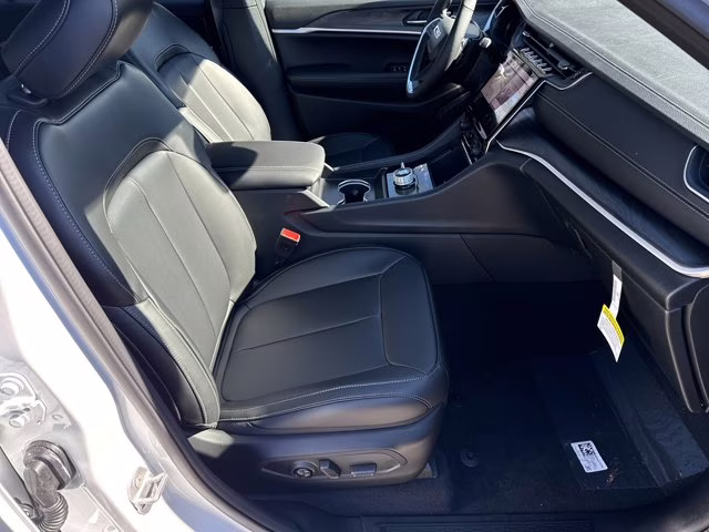 2025 Bright White Clearcoat Jeep Grand Cherokee L Limited 4X4 SUV