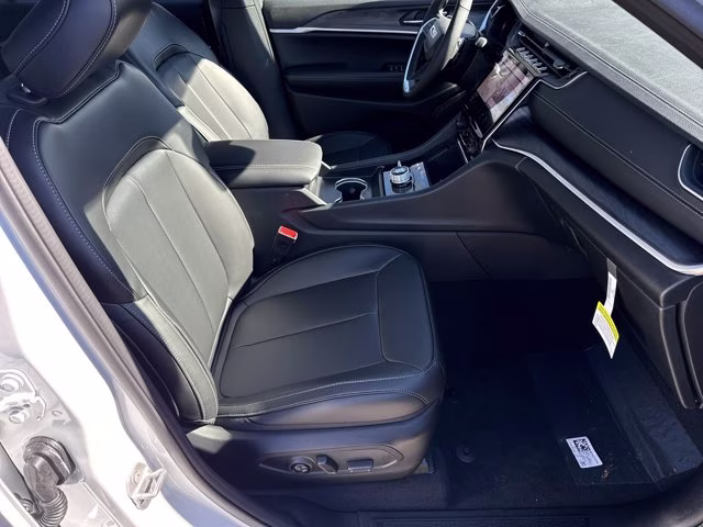 2025 Bright White Clearcoat Jeep Grand Cherokee L Limited 4X4 SUV