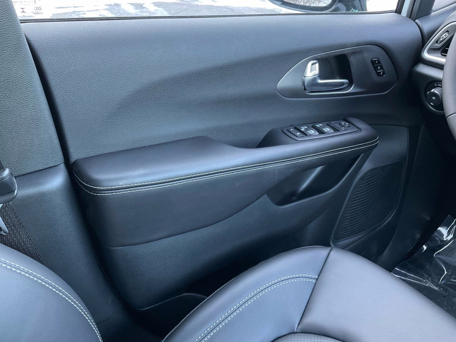 2026 Bright White Clearcoat Chrysler Pacifica Select AWD Van