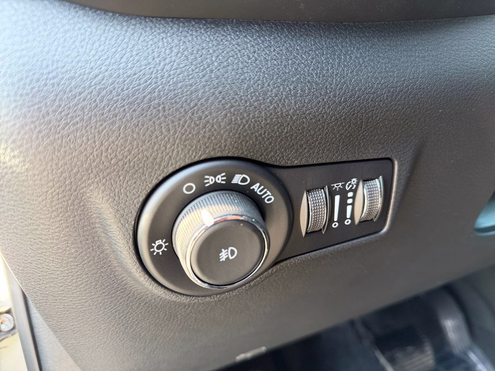 2026 Silver Zynith Metallic Clearcoat Jeep Compass Latitude 4X4 SUV