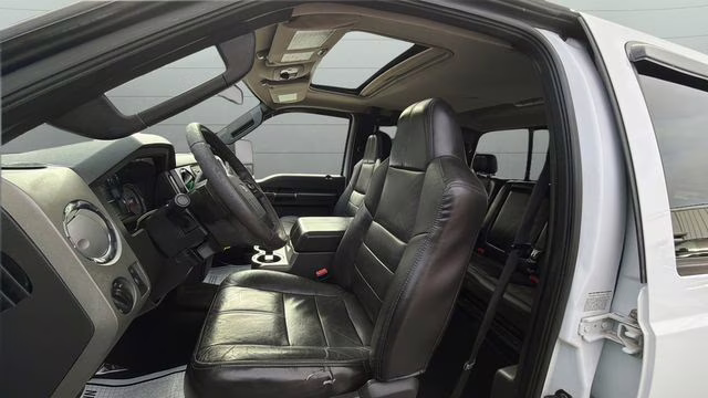 2009 White Ford Super Duty F-350 SRW Lariat 4X4 Truck