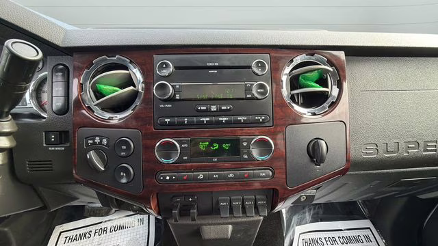 2009 White Ford Super Duty F-350 SRW Lariat 4X4 Truck