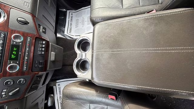 2009 White Ford Super Duty F-350 SRW Lariat 4X4 Truck