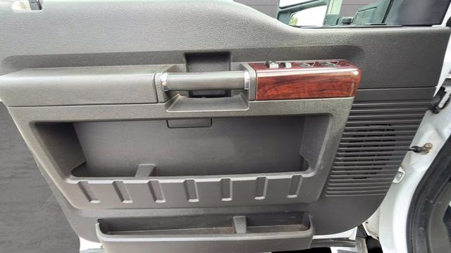 2009 White Ford Super Duty F-350 SRW Lariat 4X4 Truck