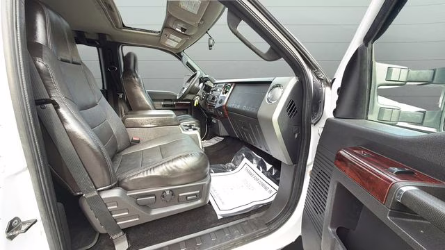 2009 White Ford Super Duty F-350 SRW Lariat 4X4 Truck