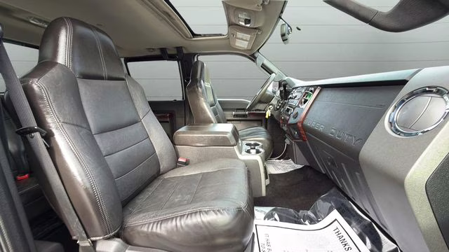 2009 White Ford Super Duty F-350 SRW Lariat 4X4 Truck