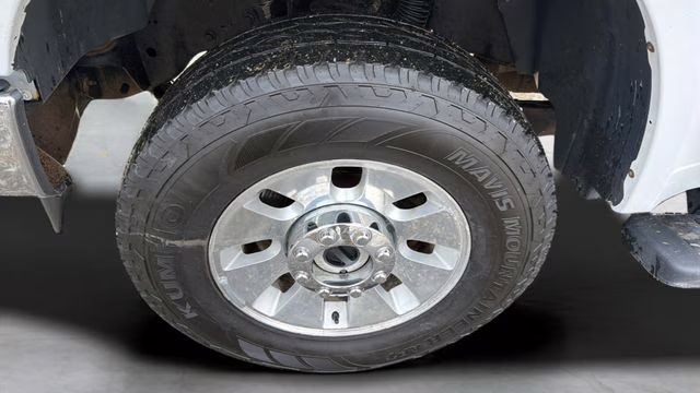 2009 White Ford Super Duty F-350 SRW Lariat 4X4 Truck