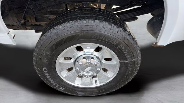 2009 White Ford Super Duty F-350 SRW Lariat 4X4 Truck