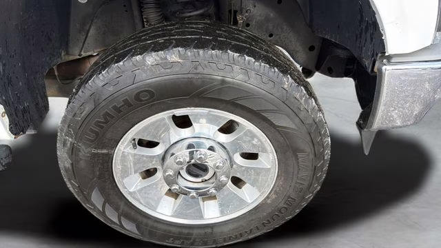 2009 White Ford Super Duty F-350 SRW Lariat 4X4 Truck