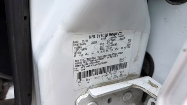 2009 White Ford Super Duty F-350 SRW Lariat 4X4 Truck