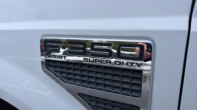 2009 White Ford Super Duty F-350 SRW Lariat 4X4 Truck
