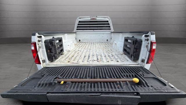 2009 White Ford Super Duty F-350 SRW Lariat 4X4 Truck