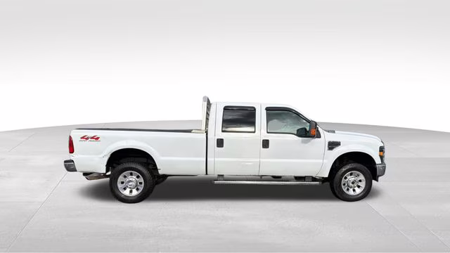 2009 White Ford Super Duty F-350 SRW Lariat 4X4 Truck
