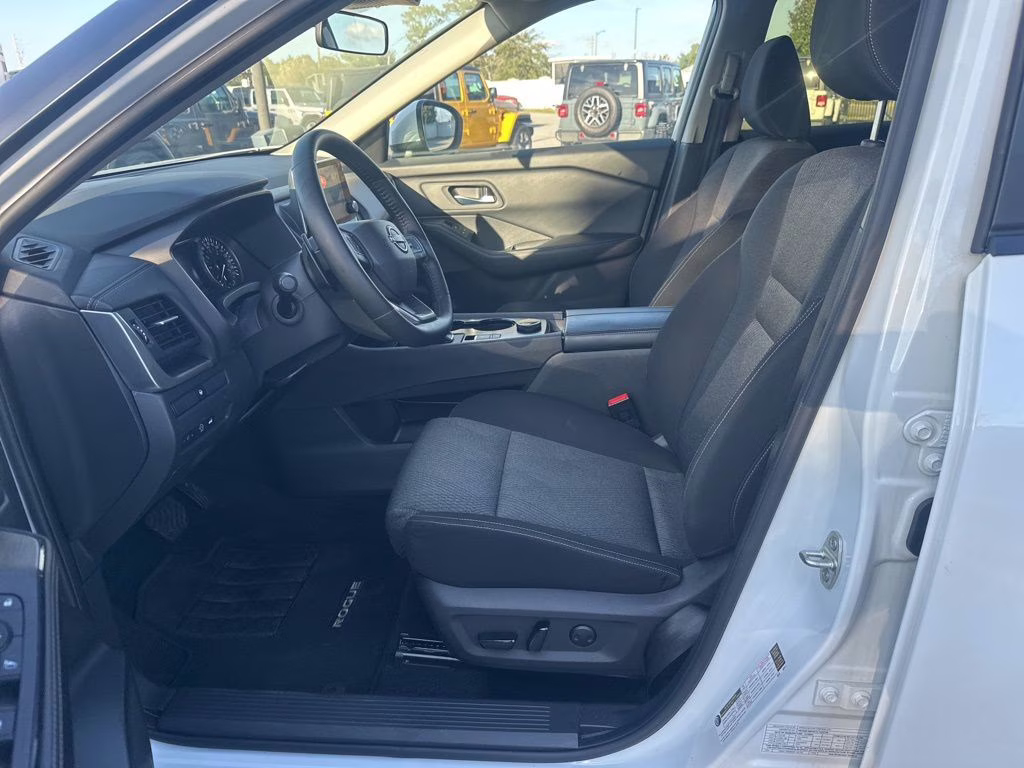 2025 Glacier White Nissan Rogue SV AWD SUV