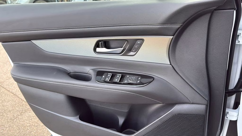 2025 Everest White Pearl Tricoat/Super Black Nissan Murano SL AWD SUV