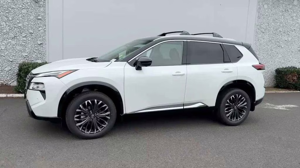 2026 Everest White Pearl/Super Black Nissan Rogue Platinum AWD SUV
