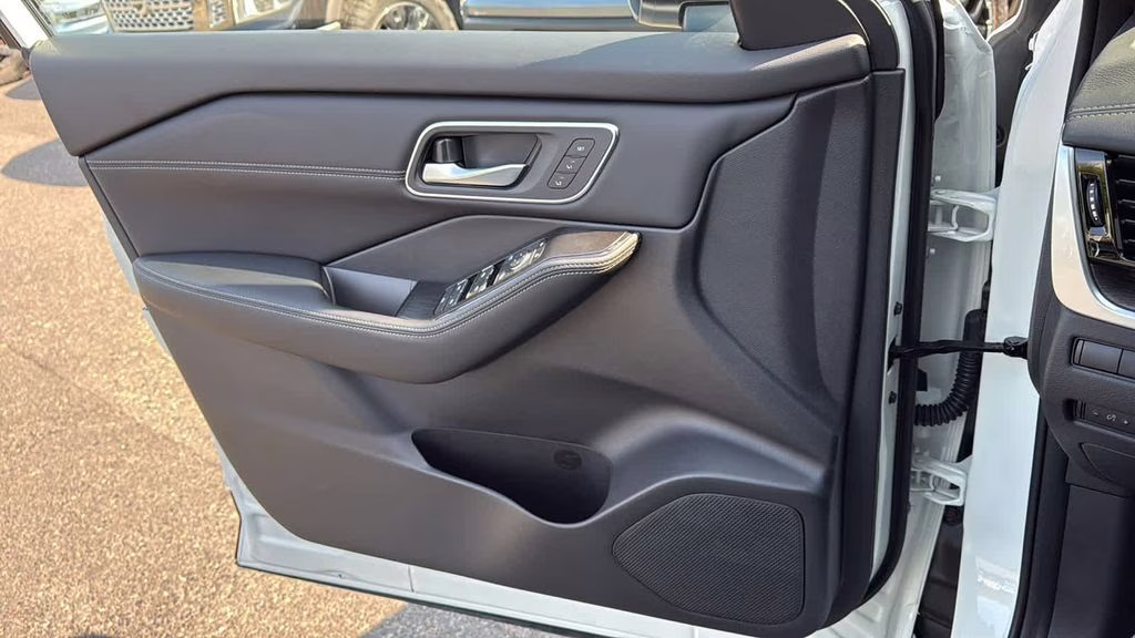 2026 Everest White Pearl Tricoat Nissan Rogue Platinum AWD SUV