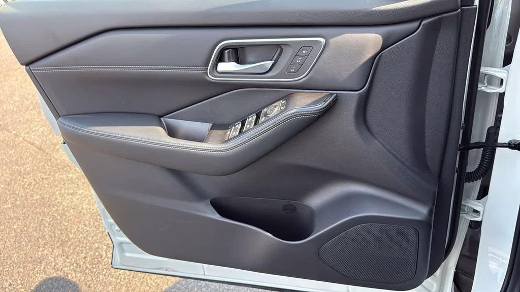 2026 Everest White Pearl Tricoat Nissan Rogue Platinum AWD SUV