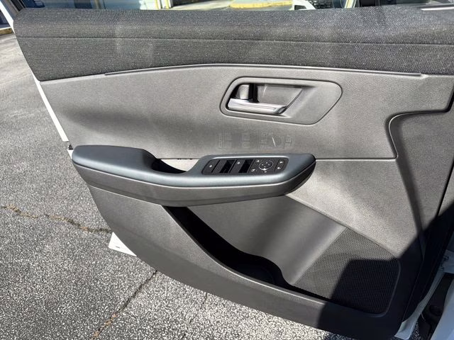 2026 Everest White Pearl Tricoat Nissan LEAF SV+ FWD SUV