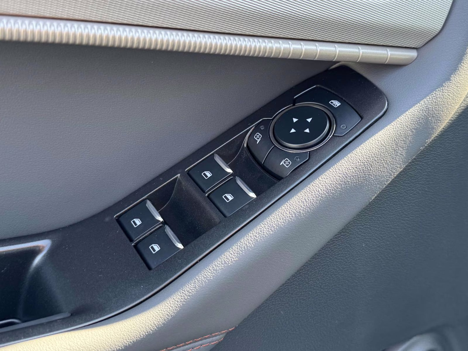 2026 Star White Metallic Tri-Coat Ford Explorer Active w/100A Pkg 4WD 4X4 SUV