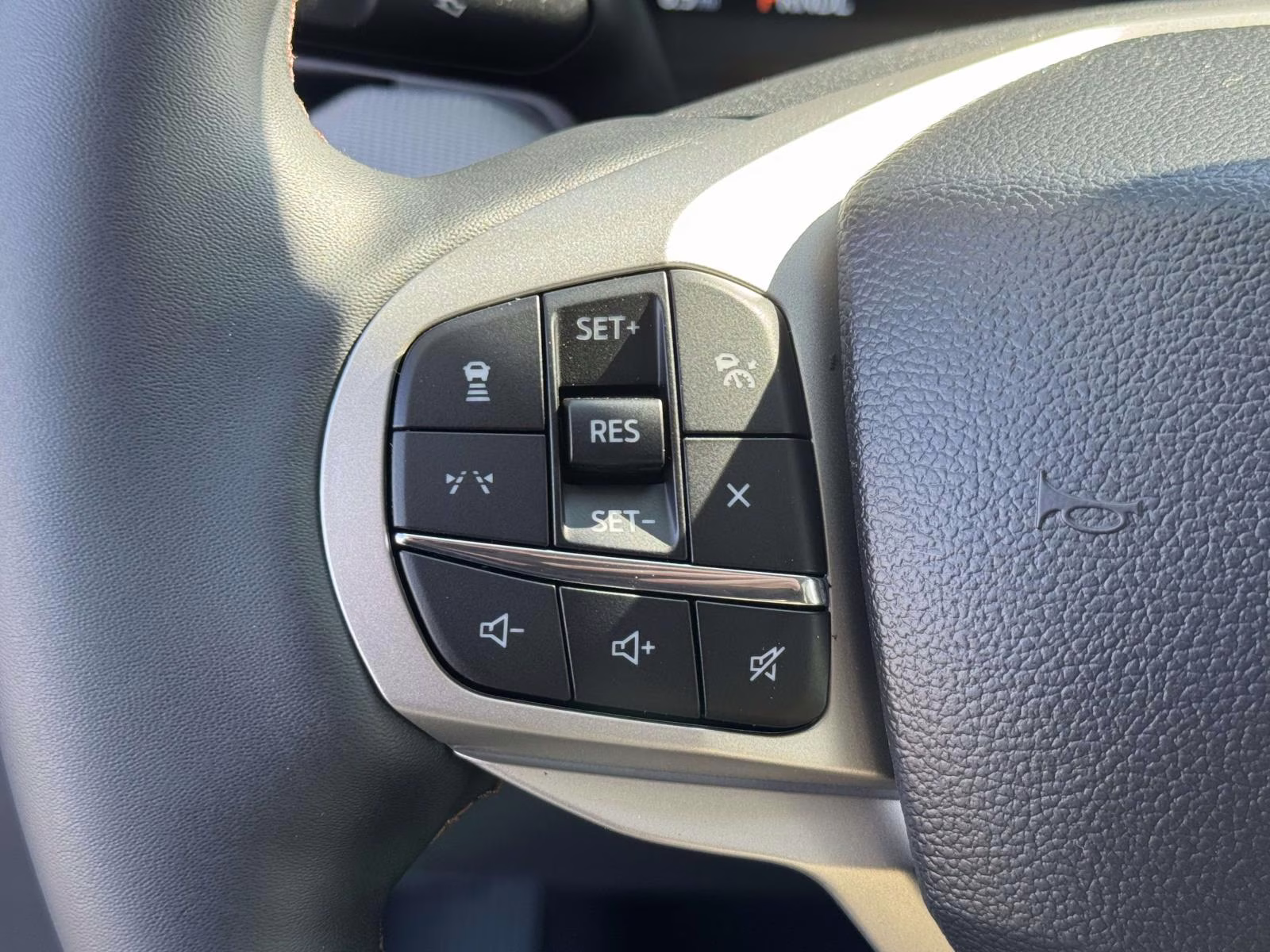 2026 Star White Metallic Tri-Coat Ford Explorer Active w/100A Pkg 4WD 4X4 SUV