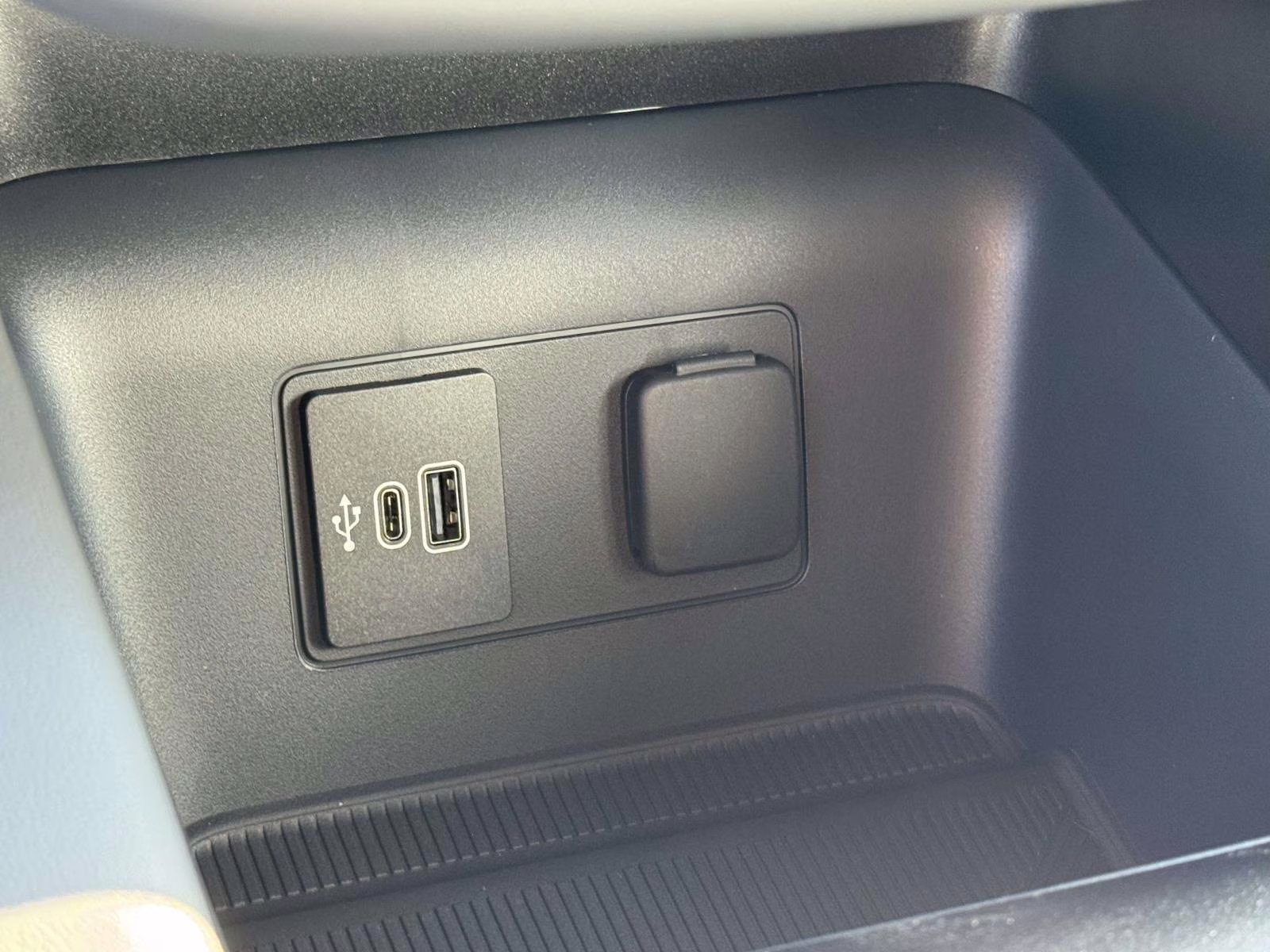 2026 Star White Metallic Tri-Coat Ford Explorer Active w/100A Pkg 4WD 4X4 SUV